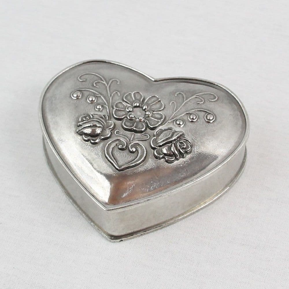 Petite boîte coeur fleuri en étain brillant