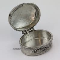 Petite boîte pilulier en étain motif fleurs