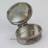 Petite boîte ronde , pilulier à charnière en étain décor fleuri