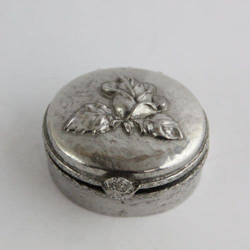Petite boîte ronde , pilulier à charnière en étain décor rose