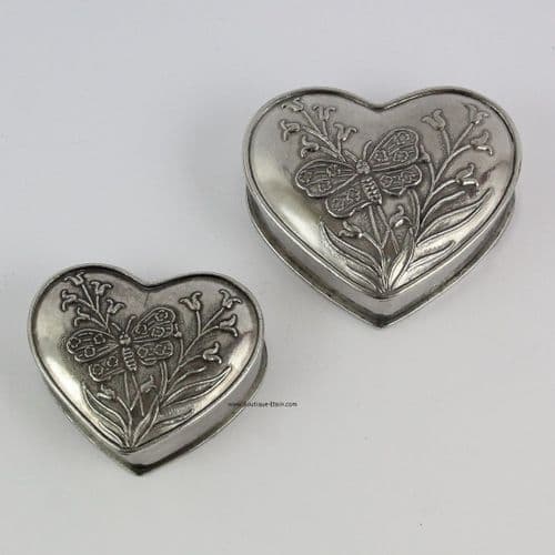 Petite boite forme coeur motif papillon en étain