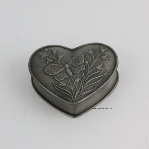 Petite boite forme coeur motif papillon en étain mat
