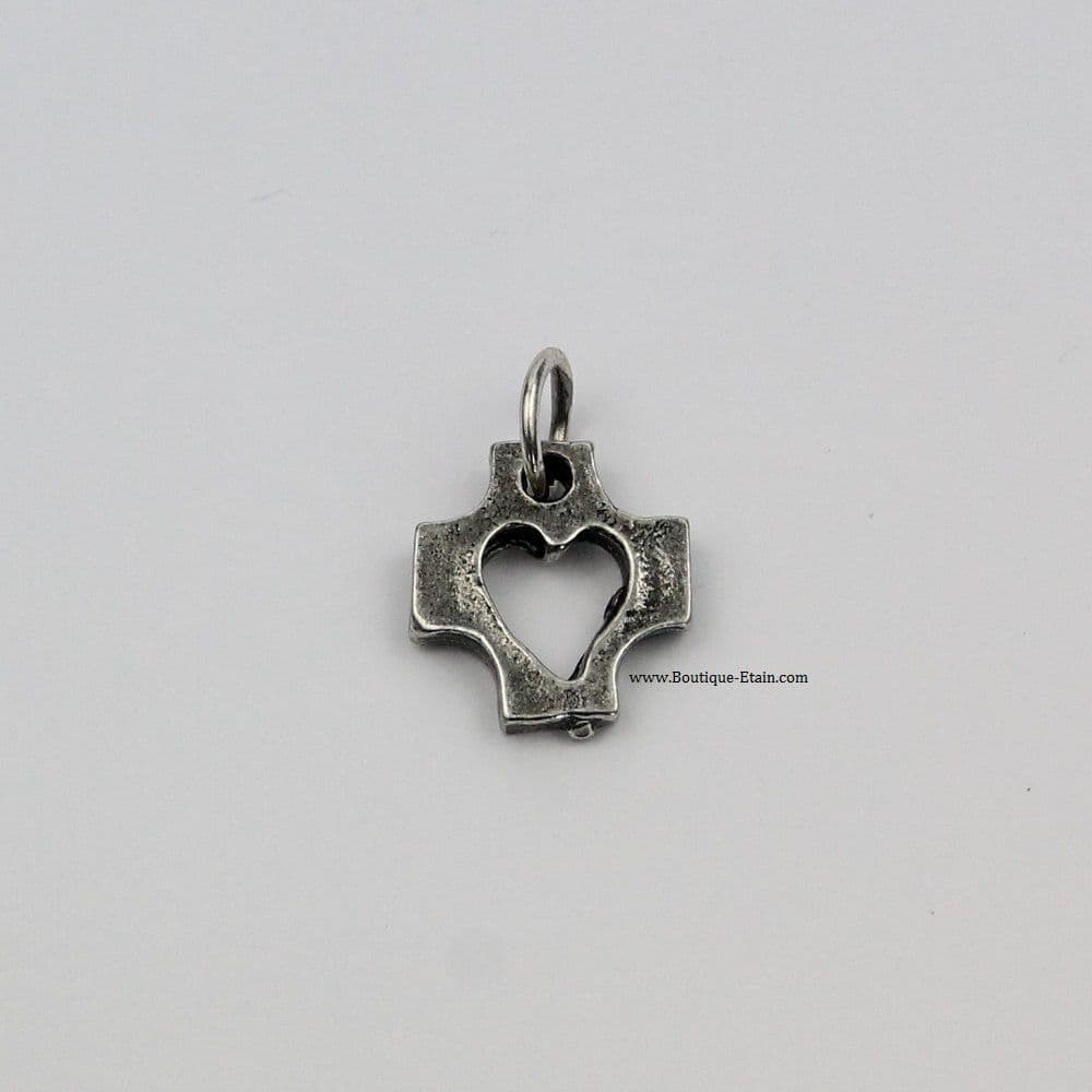 Petite médaille ou pendentif coeur et croix en étain.