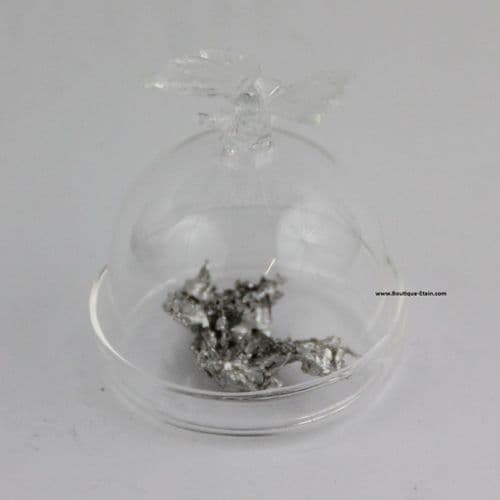 Petite pépite d'étain sous cloche de verre papillon