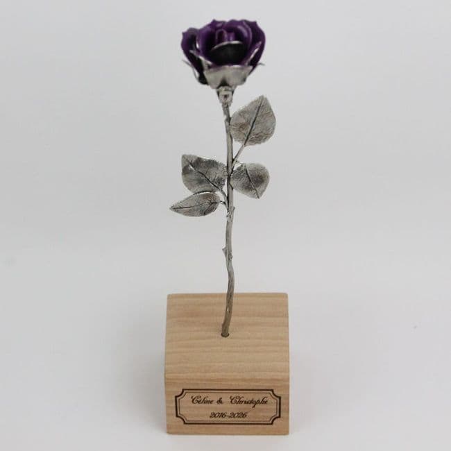Petite rose d'étain brillant 21 cm sur socle bois