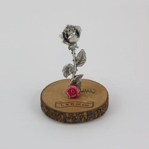 Petite rose d'étain sur socle bois personnalisé