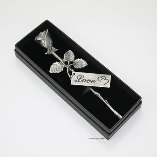 Petite rose en étain coffret noir étiquette Love