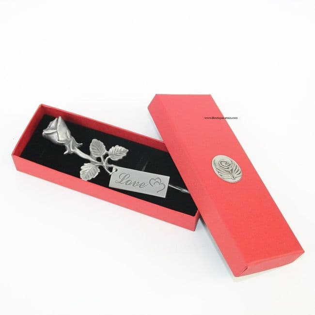 Petite rose en étain dans coffret avec étiquette Love