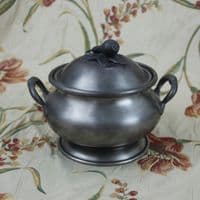Petite soupière décor fruit en étain