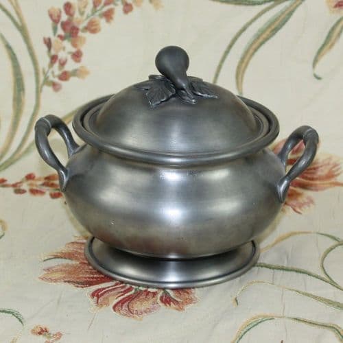 Petite soupière décor fruit en étain