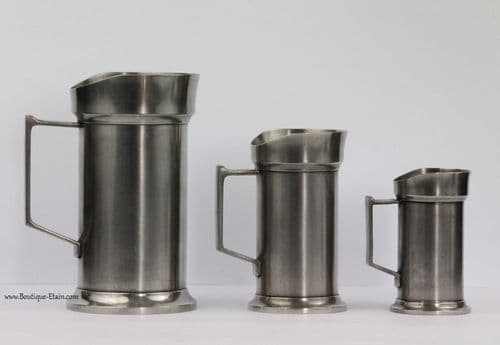 Pichets à col en étain, série de 3