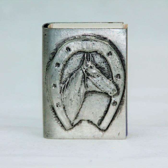 Porte boîte d'allumettes cheval en étain