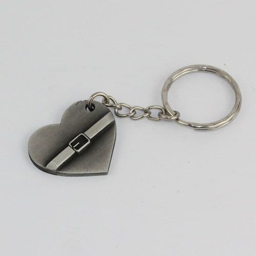 Porte clef cœur en étain - coeur ceinturé