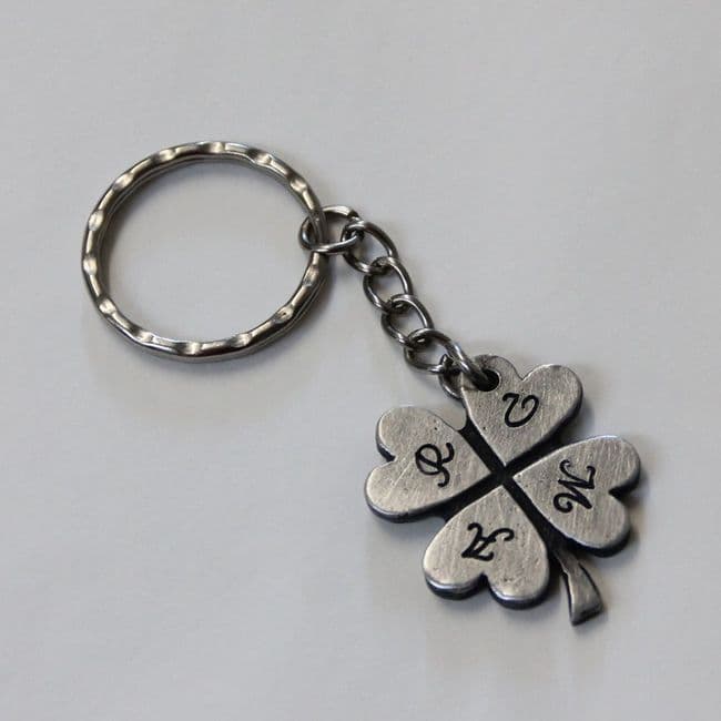 Porte clefs trèfle à 4 feuilles gravé en étain