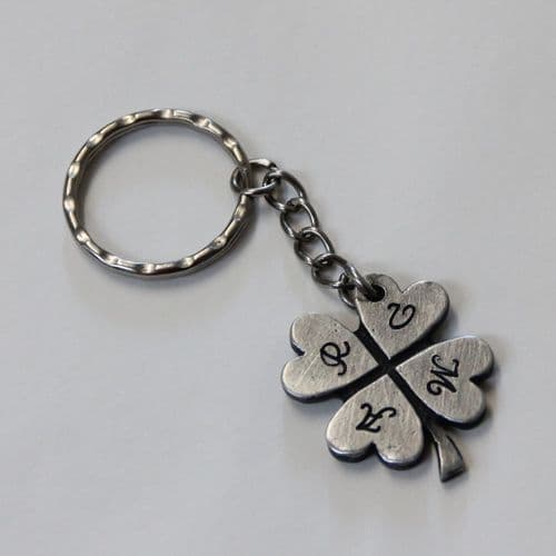 Porte clefs trèfle à 4 feuilles gravé en étain