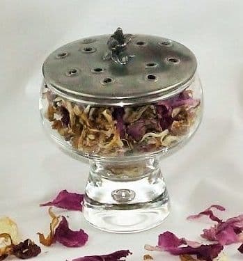 Pot pourri forme originale et design en verre et étain