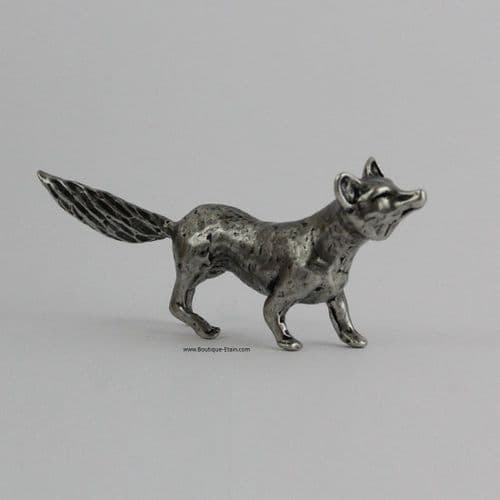 Renard curieux à l'affût en étain