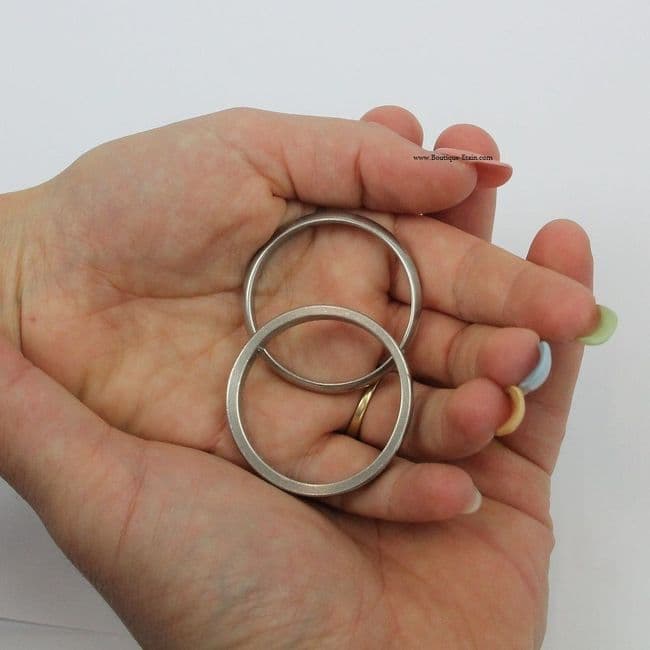 Rond de serviette, alliances géantes en étain