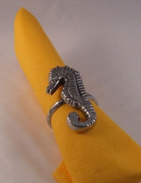Rond de serviette hippocampe en étain