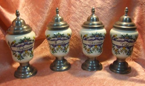 Série de 4 pots d'apothicaire en porcelaine et étain