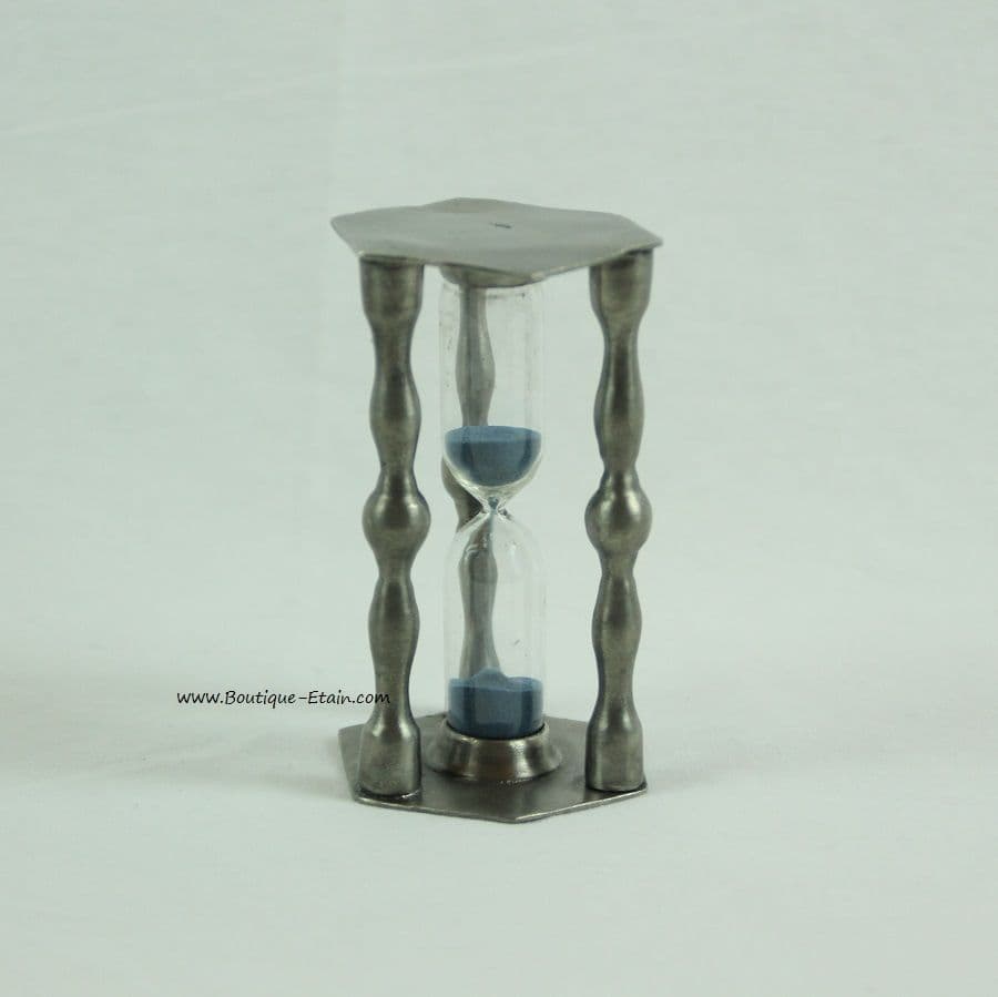 Sablier à sable bleu en étain.