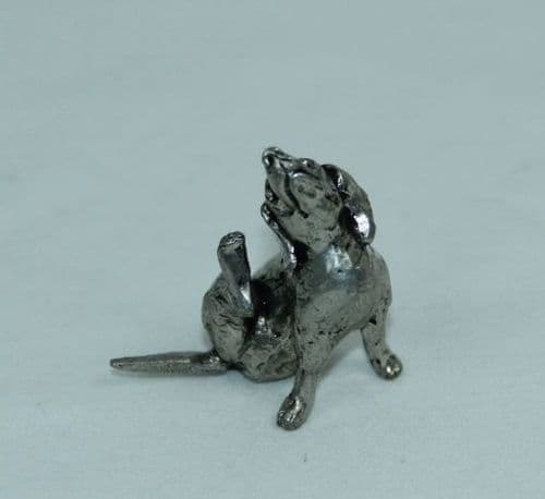 Sac à puces, le chien qui se gratte en étain