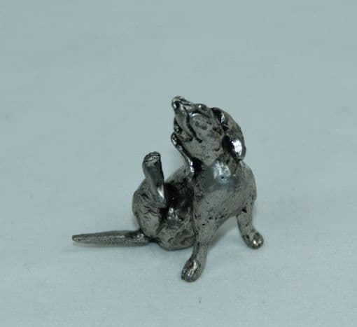 Sac à puces, le chien qui se gratte en étain