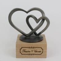 Sculpture coeurs en étain sur socle bois