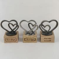 Sculpture coeurs en étain sur socle bois
