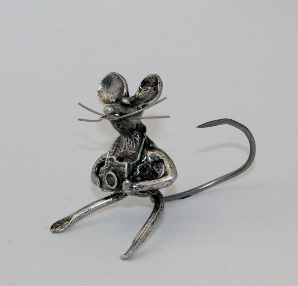 Souris photographe en étain.