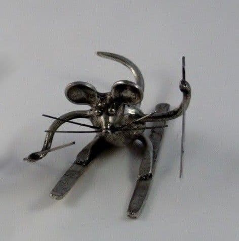 Souris skieuse, le skieur sur ses ski en étain