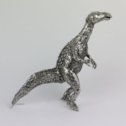Statuette de dinosaure carnassier en étain.