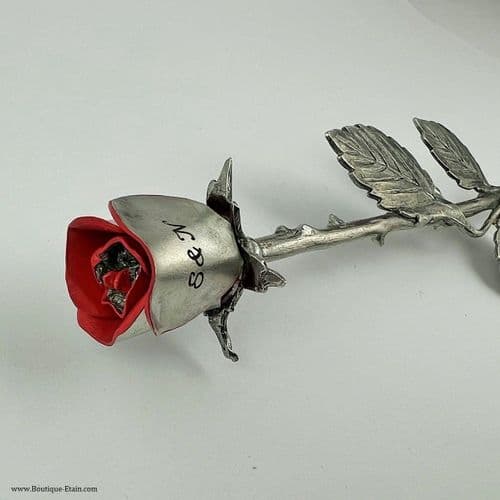 Superbe rose rouge en étain gravée et peinte à la main