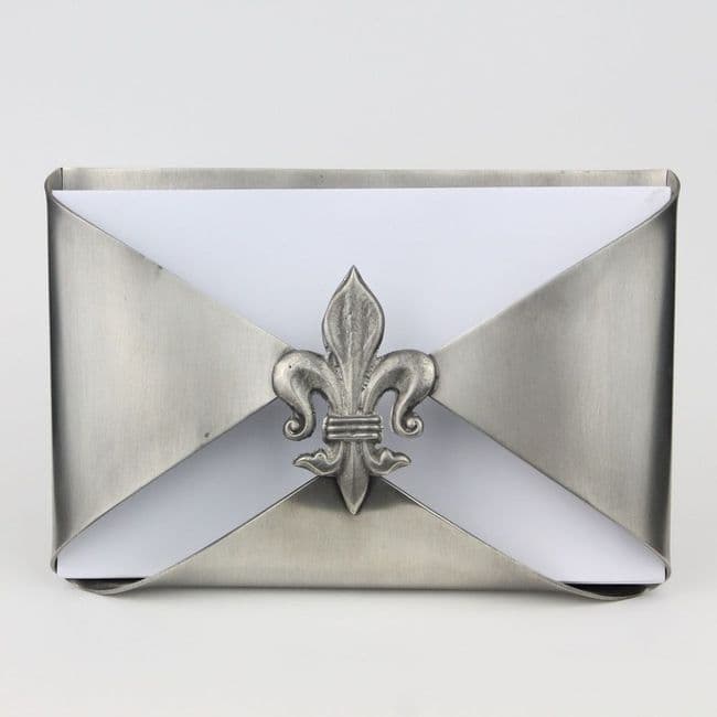 Support courrier ou porte-lettres en étain motif fleur de Lys