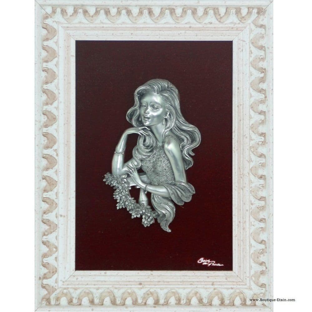 Tableau Jeune femme en étain sur fond velours bordeau