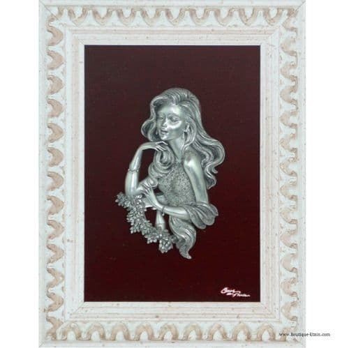Tableau Jeune femme en étain sur fond velours bordeau