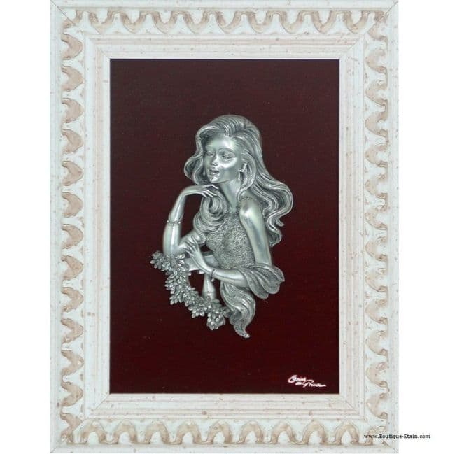 Tableau Jeune femme en étain sur fond velours bordeau