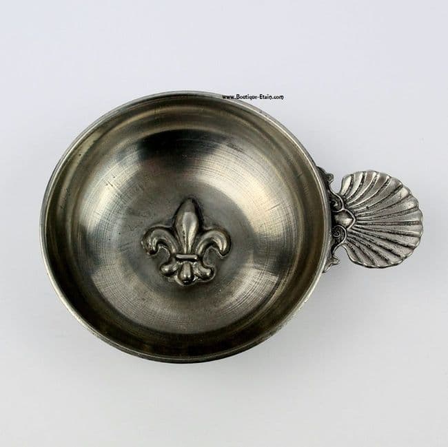 Tastevin ou teste-vin en étain motif fleur de lys .