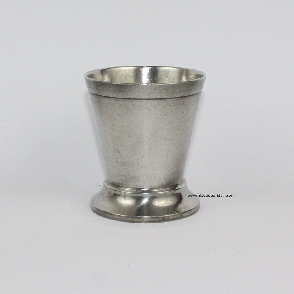 Timbale rustique en étain gravée