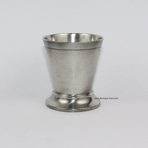 Timbale rustique en étain gravée