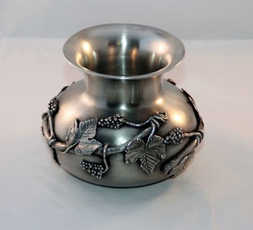 Vase forme boule et décor vigne.