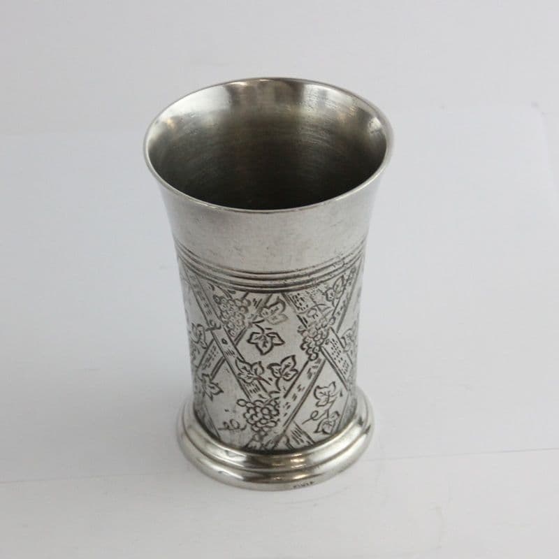 Verre en étain, gobelet ou timbale décor raisin et vignes