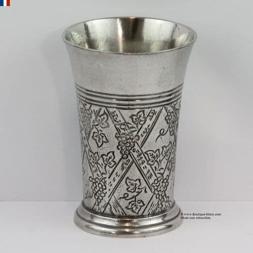 Verre en étain, gobelet ou timbale décor raisin et vignes