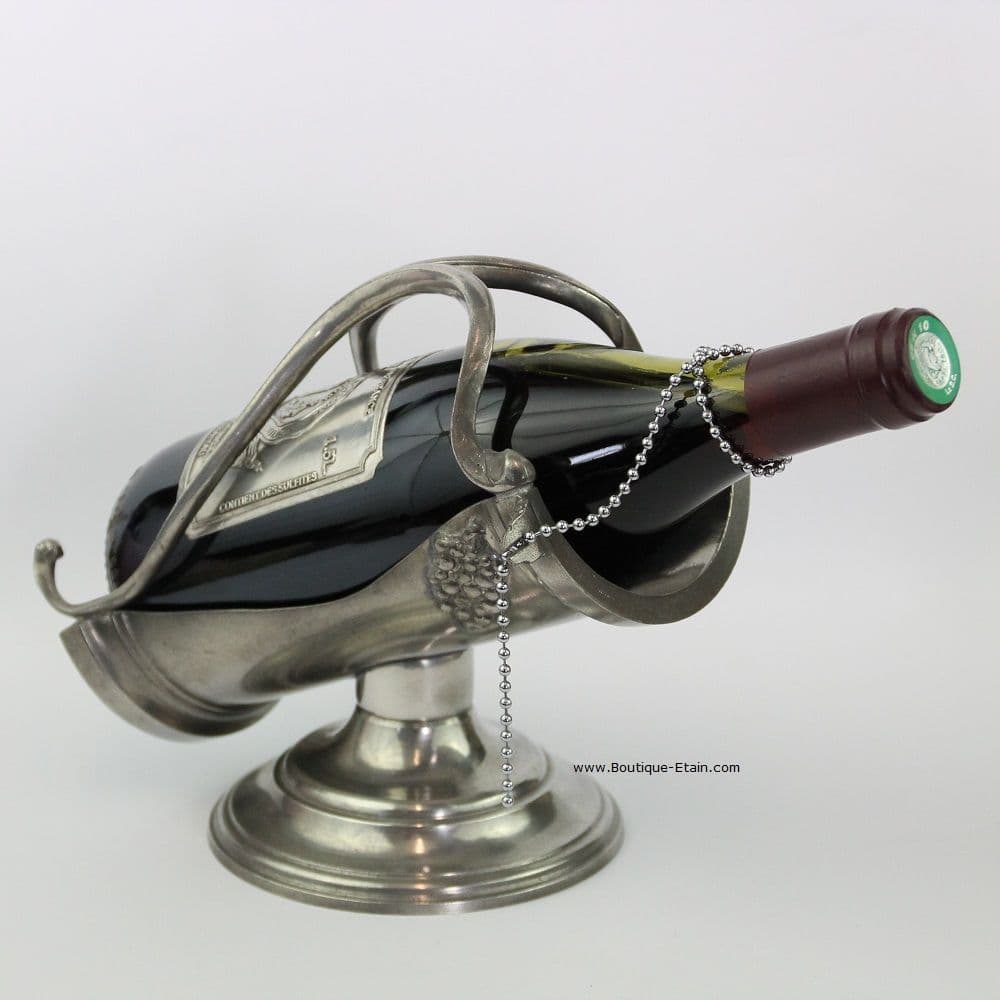 Verse vin ou porte bouteille en étain sur socle.