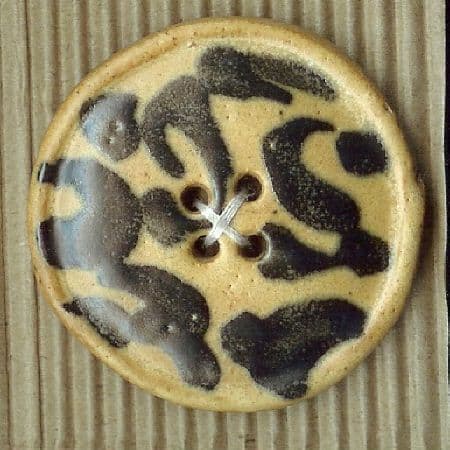 Incomparable BUTTON L330 - 1 Large, patterned earthenware