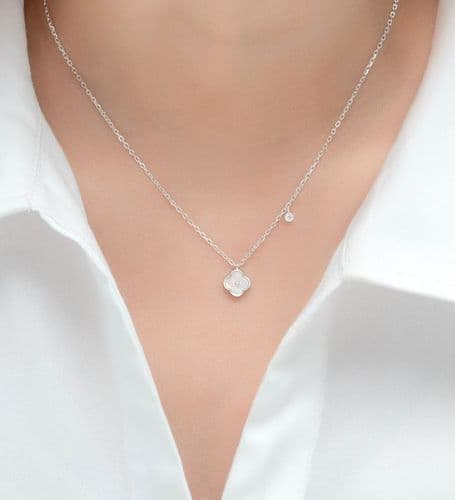 ✨ 925 Sterling Silver Clover Necklace Decorated with Shell & CZ Simulated Diamond Sparkle