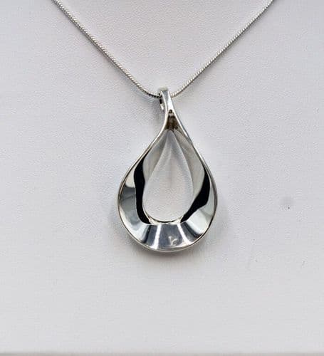 925 Solid Sterling Silver Hand-Crafted Luxurious Polished Pendant & Chain - Exclusive