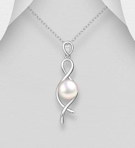 925 Sterling Silver Celtic Pendant & Chain Decorated With a Cultured Fresh Water Pearl