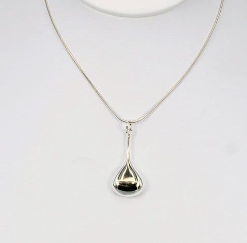 925 Sterling Silver Elegant Tear Drop Pendant & Chain