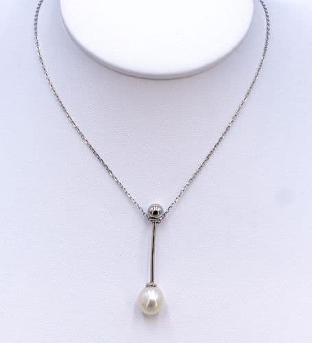 925 Sterling Silver Exquisite Necklace With A Freshwater. A Contemporary Design